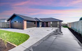 Family Home, Game Zone & Outdoor Fireplace- Sleeps 10